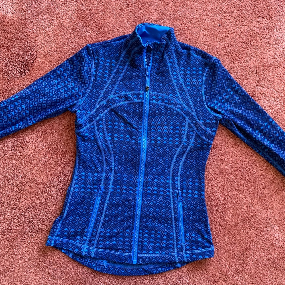 RARE LULULEMON “DEFINE” JACKET IN RARE BLUE AZTEC PATTERN (SIZE 6)